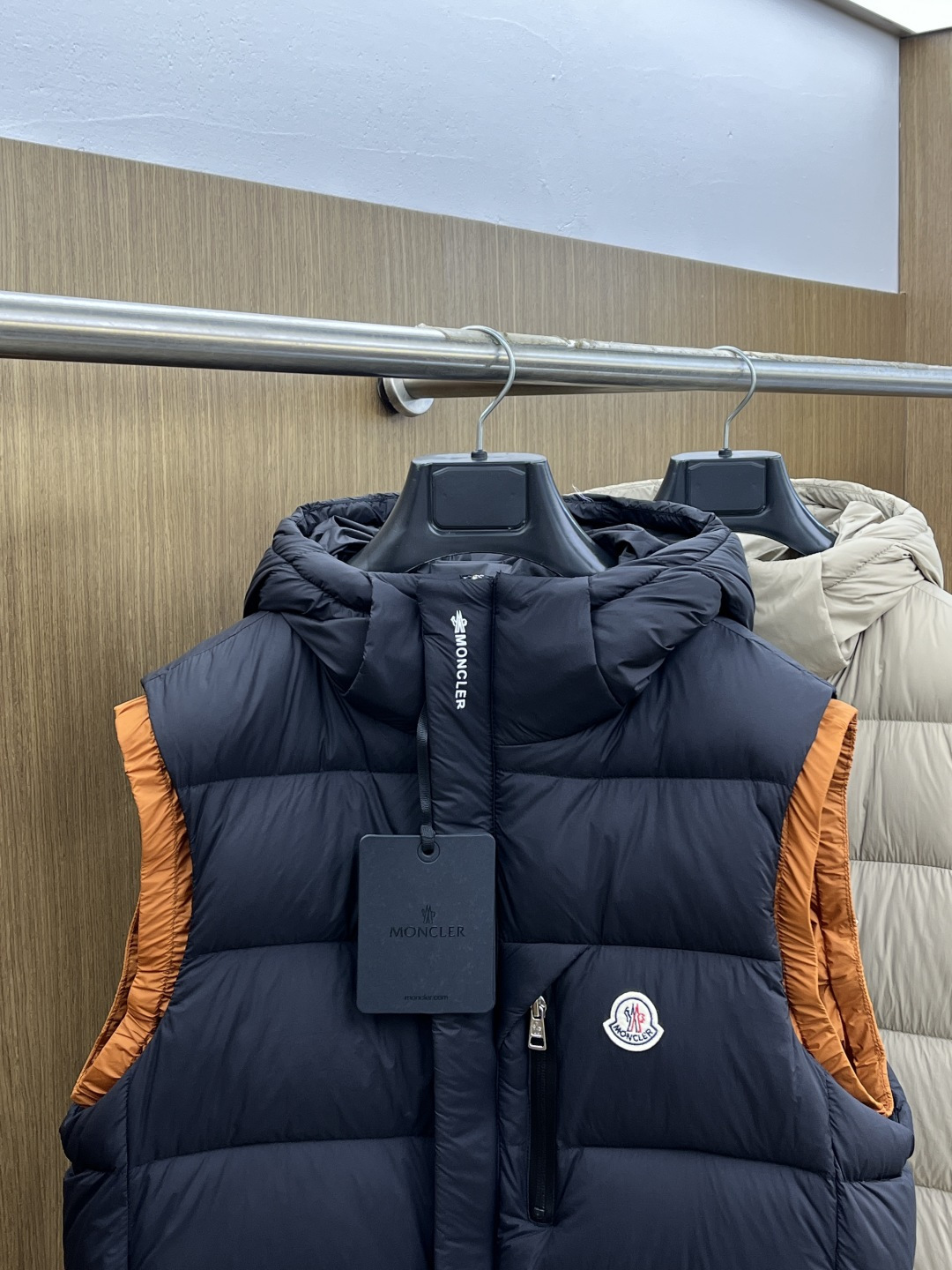 秋冬羽绒 🆕Moncler蒙口 2025ss秋冬新款时尚休闲连帽羽绒马甲外套，胸口经典logo爆款羽绒服