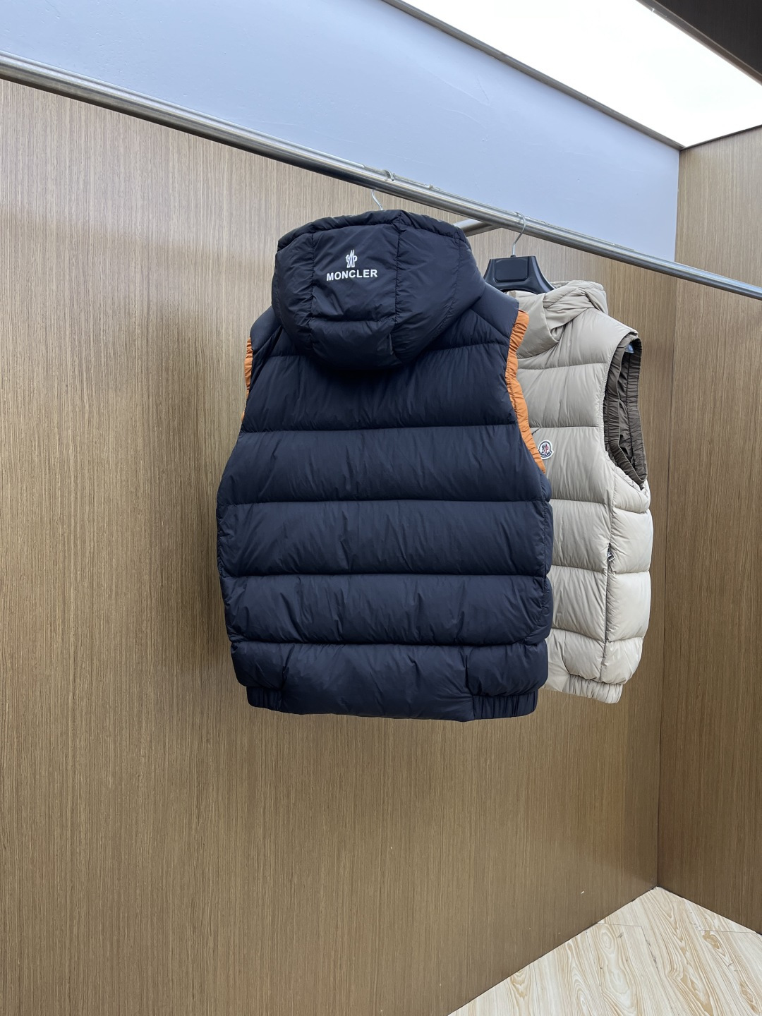 秋冬羽绒 🆕Moncler蒙口 2025ss秋冬新款时尚休闲连帽羽绒马甲外套，胸口经典logo爆款羽绒服