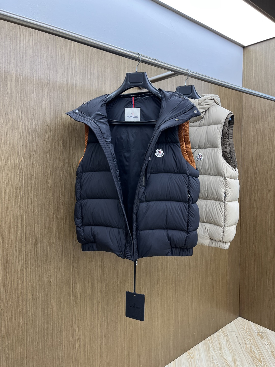 秋冬羽绒 🆕Moncler蒙口 2025ss秋冬新款时尚休闲连帽羽绒马甲外套，胸口经典logo爆款羽绒服