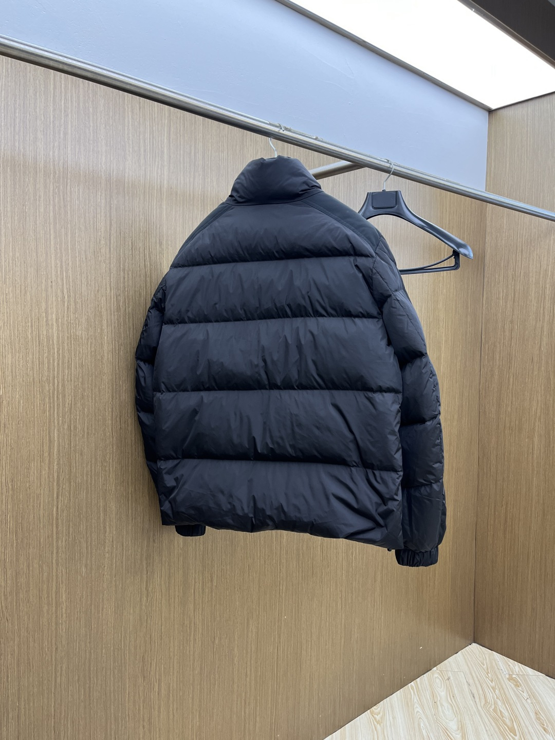 秋冬羽绒 🆕Moncler蒙口 2025ss秋冬新款时尚休闲立领拼接羽绒外套，胸口经典logo爆款羽绒服