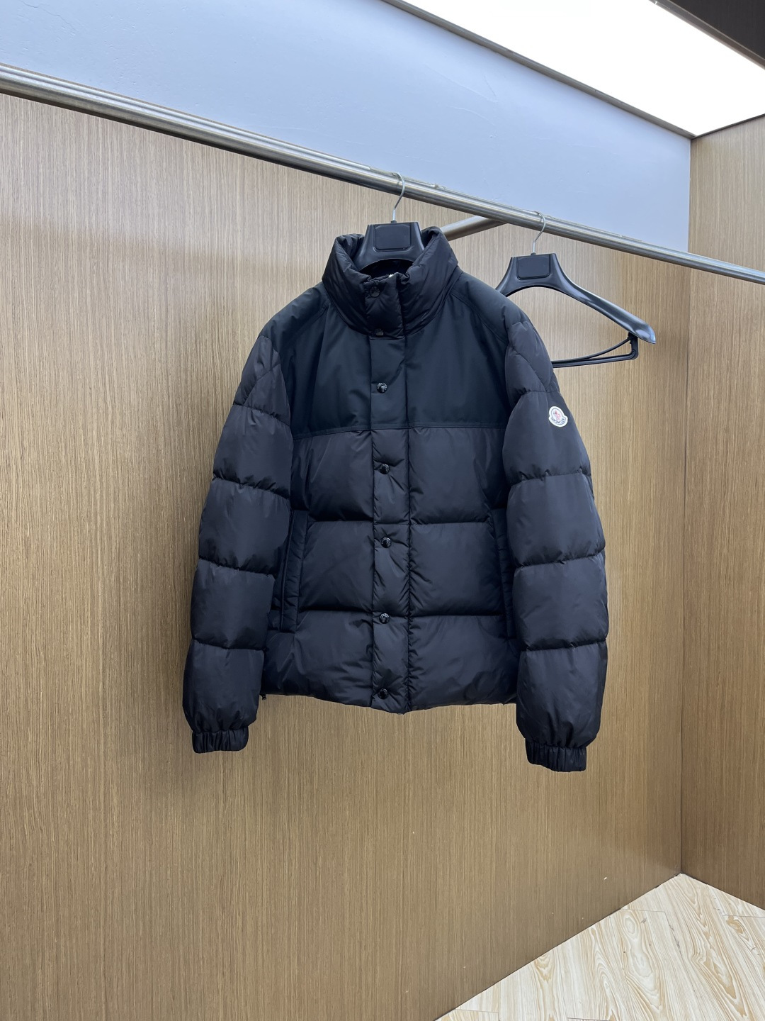 NO:624267,Autumn and winter down Moncler muzzle 2025ss new fashion casual stand-collar splicing down jacket, classic logo hot style down jacket on the chest, 90# white duck down filling, every detail shows craftsmanship, enough advanced structural tailoring design changes to show men's diverse image changes, slim fit, tailoring, to meet the current popular multi-layered outfits, versatile style for life!  Size M-3XL Fdx,,Moncler,jackets & coats,down jacket,alexander wang19860909秋冬羽绒 Moncler蒙口 2025ss秋冬新款时尚休闲立领拼接羽绒外套,胸口经典logo爆款羽绒服,90#白鸭绒填充,处处细节显工艺足够的高级结构性剪裁的设计改变来展现男士多样的形象变化,修身利落、剪裁合体,满足时下正流行的多层次穿搭,生活百搭款式！ 码数M-3XL Fdx,,Moncler,jackets & coats,down jacket,alexander wang,Men's clothing