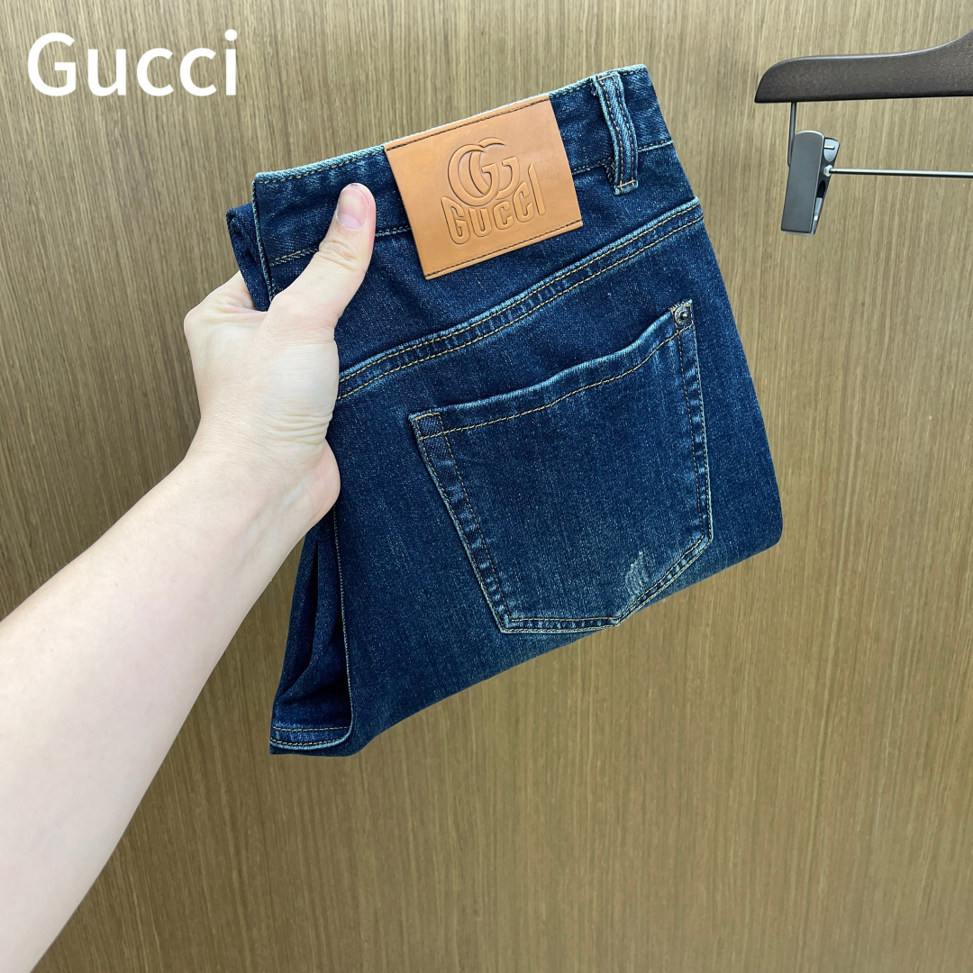 NO:653981,Autumn and winter Gucc's new autumn and winter casual jeans are on sale simultaneously on the official website. The trousers are designed with body craftsmanship, imported customer-supplied accessories and fabrics are customized, and factory products are exempted from inspection!  Every detail is done to the extreme, original hardware accessories, full of fashion, stylish and handsome upper body, a must-have item for fashionistas!  Original fh12 product!  Code number 30-38 no 35.37,,gucci,jeans,alexander wang19860909秋冬 Gucc 秋冬新品休闲牛仔裤 官网同步发售,裤身工艺设计,进口客供辅料、面料定制,代工厂出品免检！每个细节做到极致,原版五金配件,潮范十足、上身有型帅气,潮人必备单品！ fh12原单出品！ 码数30-38无35.37,,gucci,jeans,alexander wang,Men's clothing