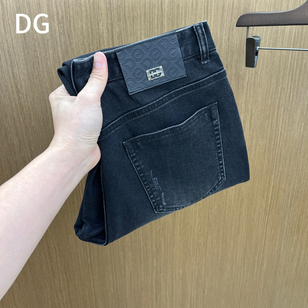 NO:653995,Autumn and winter DG's new autumn and winter casual jeans are on sale simultaneously on the official website. The trousers are designed with craftsmanship, imported customer-supplied accessories and fabrics are customized, and factory products are exempted from inspection!  Every detail is done to the extreme, original hardware accessories, full of fashion, stylish and handsome upper body, a must-have item for fashionistas!  Original fh12 product!  Code number 30-38 no 35.37,,jeans,alexander wang19860909秋冬 DG 秋冬新品休闲牛仔裤 官网同步发售,裤身工艺设计,进口客供辅料、面料定制,代工厂出品免检！每个细节做到极致,原版五金配件,潮范十足、上身有型帅气,潮人必备单品！ fh12原单出品！ 码数30-38无35.37,,jeans,alexander wang,Men's clothing