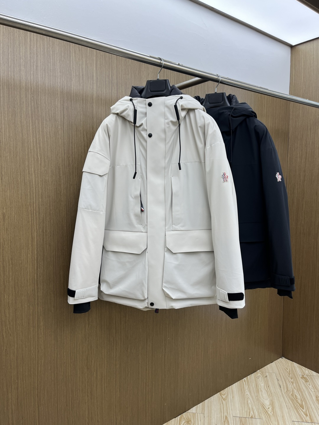 NO:646671,Autumn and winter down Mon high version 25FW new autumn and winter style!  -Moncl*r men's outdoor casual hooded mid-length style, high-end light luxury fashion style, practical and versatile style, the upper body is light, comfortable and stylish, light and warm without being bulky, especially favored by men of different ages. The men's outdoor mid-length style is designed with classic lamination technology. It is a practical item for cold weather, giving you the most comfortable warmth this winter, the upper body is light, warm and handsome!  At this moment, the outer layer is made of high-quality nylon fabric, filled with 90% white goose down, and the medium-length down provides warmth and care without losing fashion style. The streamlined silhouette combines luxurious style and comfortable texture. The sleeves and arms are classic and exquisite, like the MON family logo and scissors logo!  The placket has a simple and generous waterproof zipper. The pocket zippers are intimately inserted on both sides of the body, and the rib adjustment buckle at the hem is tightened. It is made of lightweight micro chic fabric. fjj This hood uses classic colors and is a practical design item that is easy to match in a man's wardrobe. Color: black, off-white, size: M-3XL,, down jacket, hats, alexander wang19860909秋冬羽绒 Mon 高版本 25FW秋冬季新款！-Moncl*r男士户外休闲连帽中长款,高端轻奢的时尚风格,实穿百搭的款式,上身效果轻盈舒适有型,轻盈保暖而不臃肿,特别受不同年龄段的男士青睐, 男士户外中长款 采用经典压胶工艺技术设计,是寒冷天气的实用单品,给你这个冬天最舒服的温暖感,上身轻盈保暖帅气十足！ 此刻外层甄选优质锦纶面料,内充90白鹅绒,中长羽绒提供温暖呵护,同时又不失时尚风格,流线型廓形融合华贵风格与舒适质感. 袖臂经典精致像胶MON 家Logo剪刀徽标！门襟简单大方防水拉链.衣身两侧贴心斜插口袋拉链,下摆牛筋调节扣收紧设计, 采用轻盈micro chic面料制成,fjj此连帽选用经典配色,是男士衣橱中易于搭配的实用设计单品. 颜色黑色 米白色 尺码M-3XL,,down jacket,hats,alexander wang,Men's clothing