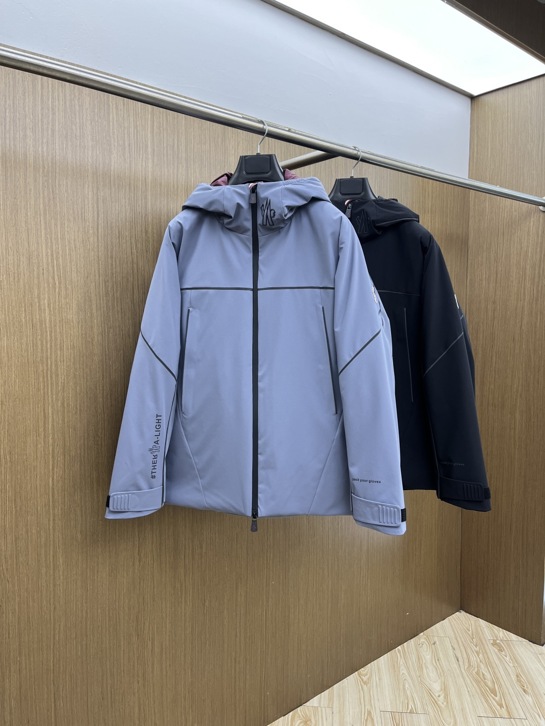 NO:646675,Autumn and winter down Mon high version 25FW new autumn and winter style!  -Moncl*r men's outdoor casual hooded mid-length style, high-end light luxury fashion style, practical and versatile style, the upper body is light, comfortable and stylish, light and warm without being bulky, especially favored by men of different ages. The men's outdoor mid-length style is designed with classic lamination technology. It is a practical item for cold weather, giving you the most comfortable warmth this winter, the upper body is light, warm and handsome!  At this moment, the outer layer is made of high-quality nylon fabric, filled with 90% white goose down, and the medium-length down provides warmth and care without losing fashion style. The streamlined silhouette combines luxurious style and comfortable texture. The sleeves and arms are classic and exquisite, like the MON family logo and scissors logo!  The placket has a simple and generous waterproof zipper. The pocket zippers are intimately inserted on both sides of the body, and the rib adjustment buckle at the hem is tightened. It is made of lightweight micro chic fabric. fjj This hood uses classic colors and is a practical design item that is easy to match in a man's wardrobe. Color: black, light blue, size: M-3XL,, down jacket, hats, alexander wang19860909秋冬羽绒 Mon 高版本 25FW秋冬季新款！-Moncl*r男士户外休闲连帽中长款,高端轻奢的时尚风格,实穿百搭的款式,上身效果轻盈舒适有型,轻盈保暖而不臃肿,特别受不同年龄段的男士青睐, 男士户外中长款 采用经典压胶工艺技术设计,是寒冷天气的实用单品,给你这个冬天最舒服的温暖感,上身轻盈保暖帅气十足！ 此刻外层甄选优质锦纶面料,内充90白鹅绒,中长羽绒提供温暖呵护,同时又不失时尚风格,流线型廓形融合华贵风格与舒适质感. 袖臂经典精致像胶MON 家Logo剪刀徽标！门襟简单大方防水拉链.衣身两侧贴心斜插口袋拉链,下摆牛筋调节扣收紧设计, 采用轻盈micro chic面料制成,fjj此连帽选用经典配色,是男士衣橱中易于搭配的实用设计单品. 颜色黑色 浅蓝色 尺码M-3XL,,down jacket,hats,alexander wang,Men's clothing