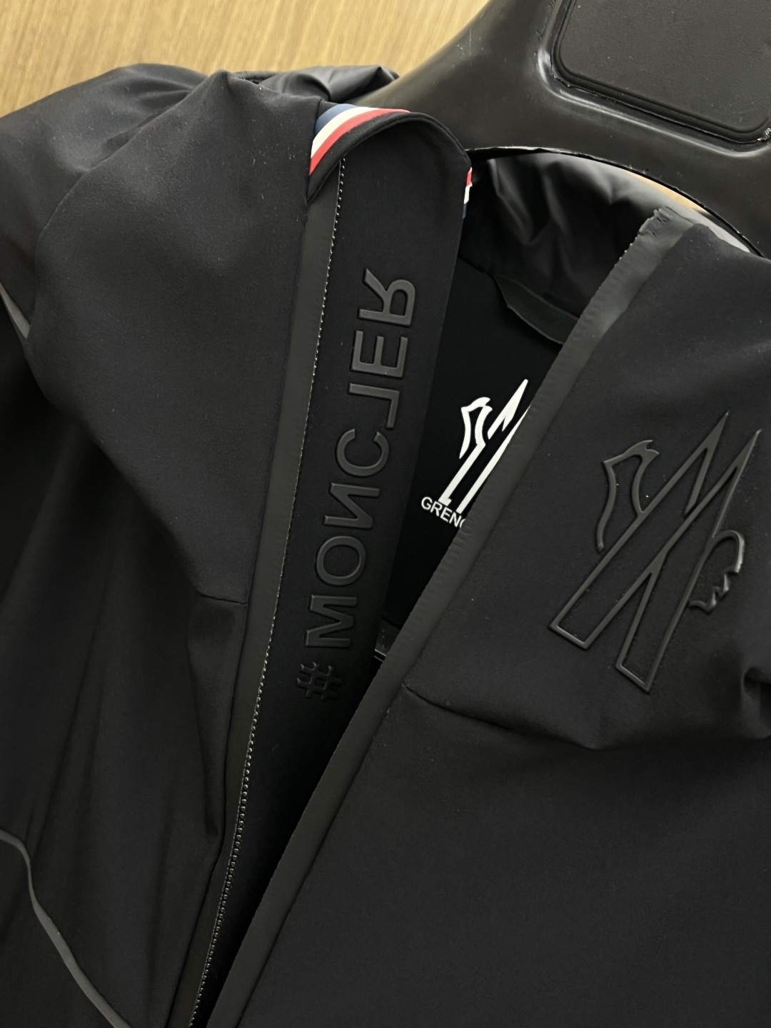 秋冬羽绒 Mon 🔥🔥高版本 25FW秋冬季新款！-Moncl*r男士户外休闲连帽中长款，高端轻奢的时尚