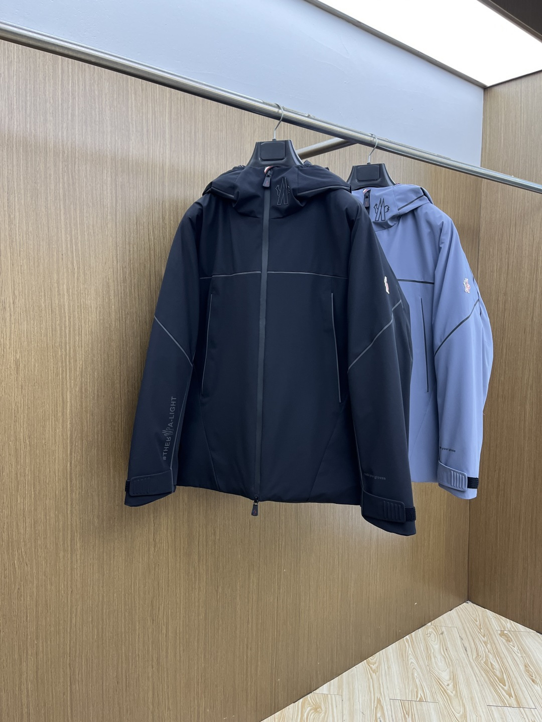 NO:682986,Autumn and winter down Mon high version 25FW new autumn and winter style!  -Moncl*r men's outdoor casual hooded mid-length style, high-end light luxury fashion style, practical and versatile style, the upper body is light, comfortable and stylish, light and warm without being bulky, especially favored by men of different ages. The men's outdoor mid-length style is designed with classic lamination technology. It is a practical item for cold weather, giving you the most comfortable warmth this winter, the upper body is light, warm and handsome!  At this moment, the outer layer is made of high-quality nylon fabric, filled with 90% white goose down, and the medium-length down provides warmth and care without losing fashion style. The streamlined silhouette combines luxurious style and comfortable texture. The sleeves and arms are classic and exquisite, like the MON family logo and scissors logo!  The placket has a simple and generous waterproof zipper. The pocket zippers are intimately inserted on both sides of the body, and the rib adjustment buckle at the hem is tightened. It is made of lightweight micro chic fabric. fjj This hood uses classic colors and is a practical design item that is easy to match in a man's wardrobe. Color: black, light blue, size: M-3XL,, down jacket, hats,19860909秋冬羽绒 Mon 高版本 25FW秋冬季新款！-Moncl*r男士户外休闲连帽中长款,高端轻奢的时尚风格,实穿百搭的款式,上身效果轻盈舒适有型,轻盈保暖而不臃肿,特别受不同年龄段的男士青睐, 男士户外中长款 采用经典压胶工艺技术设计,是寒冷天气的实用单品,给你这个冬天最舒服的温暖感,上身轻盈保暖帅气十足！ 此刻外层甄选优质锦纶面料,内充90白鹅绒,中长羽绒提供温暖呵护,同时又不失时尚风格,流线型廓形融合华贵风格与舒适质感. 袖臂经典精致像胶MON 家Logo剪刀徽标！门襟简单大方防水拉链.衣身两侧贴心斜插口袋拉链,下摆牛筋调节扣收紧设计, 采用轻盈micro chic面料制成,fjj此连帽选用经典配色,是男士衣橱中易于搭配的实用设计单品. 颜色黑色 浅蓝色 尺码M-3XL,,down jacket,hats,,Men's clothing