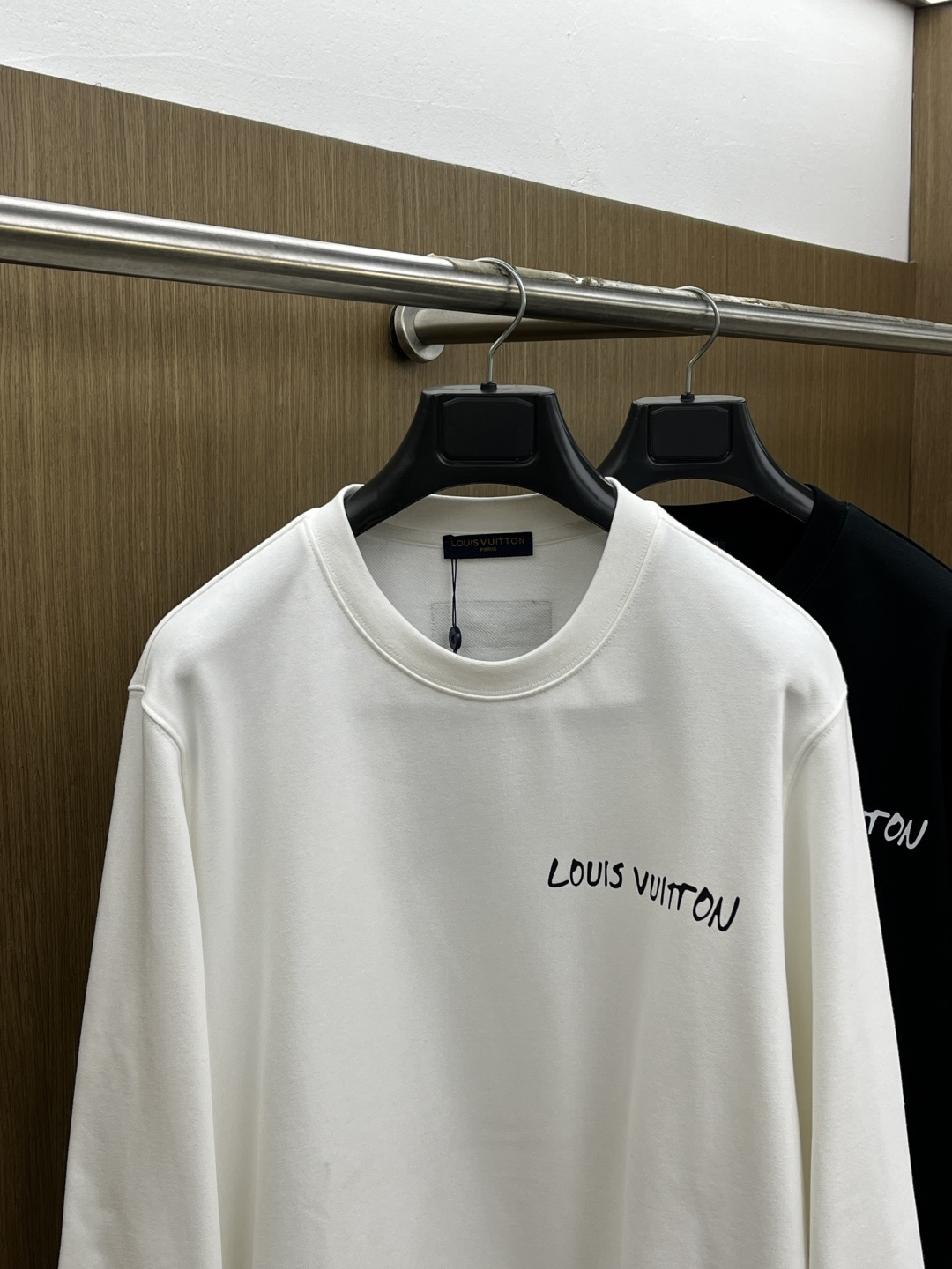 秋冬 LV 🔥FW早秋新款圆领卫衣，男女同款！独特吸引人的眼球，这一款卫衣品相品质都在线，舒适度，一如既