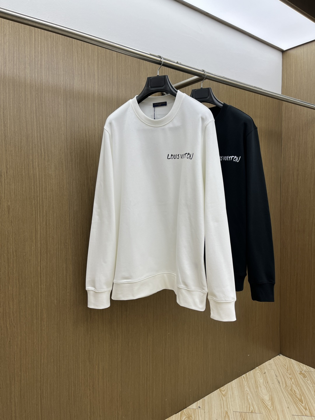 秋冬 LV 🔥FW早秋新款圆领卫衣，男女同款！独特吸引人的眼球，这一款卫衣品相品质都在线，舒适度，一如既