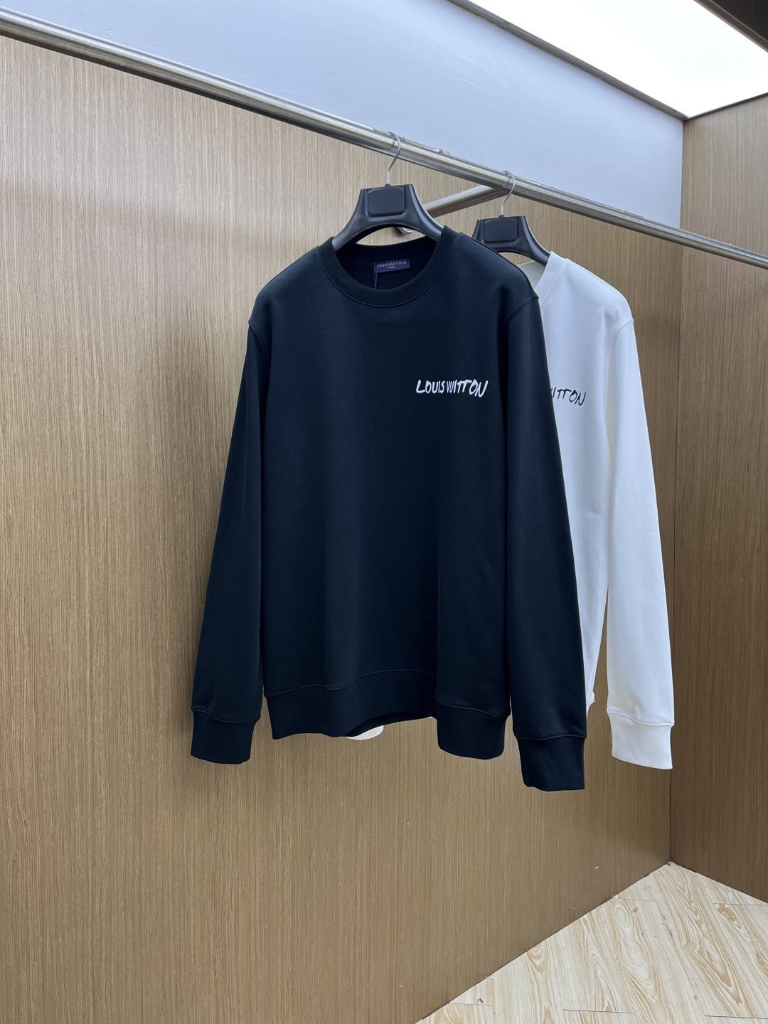 NO:624296,Autumn and winter LV FW early autumn new round neck sweatshirt, same style for men and women!  Unique and eye-catching, this sweatshirt is top-notch in terms of appearance, comfort, consistent style, and fashionability, including the fabric and cutting process, all of which have been made with great effort!  Three-dimensional printing technology, pure cotton is breathable, comfortable for daily wear, the rib knitting on the neckline is smooth and tight, and the neckline will not be skewed if you toss it at will. The loose version, you will find that it really looks good on the upper body, the overall is minimalist and neat, super versatile for daily wear!  Pair a33 casually with a pair of pants to look youthful, a fashionable item that can never go wrong!  Size M-2XL,,louis vuitton,hoodie,sweatshirts,alexander wang19860909秋冬 LV FW早秋新款圆领卫衣,男女同款！独特吸引人的眼球,这一款卫衣品相品质都在线,舒适度,一如既往的版型,时髦度,包括面料、裁剪工艺上,都是下足了功夫！立体印花工艺,纯棉透气,日常穿着穿感舒适,领口的罗纹针织平整紧密,随意折腾都不会领口歪斜,宽松版型,上身你就会发现真的好好看,整体极简利落,超级日常百搭！a33随随便便搭配一条裤子就是青春的样子,绝不会出错的时髦单品！ 码数M-2XL,,louis vuitton,hoodie,sweatshirts,alexander wang,Men's clothing