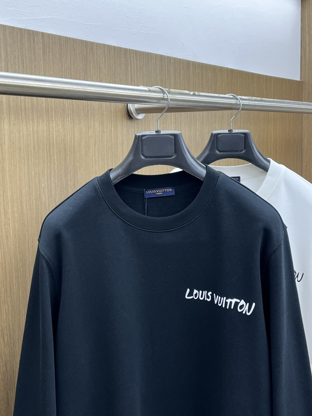 秋冬 LV 🔥FW早秋新款圆领卫衣，男女同款！独特吸引人的眼球，这一款卫衣品相品质都在线，舒适度，一如既