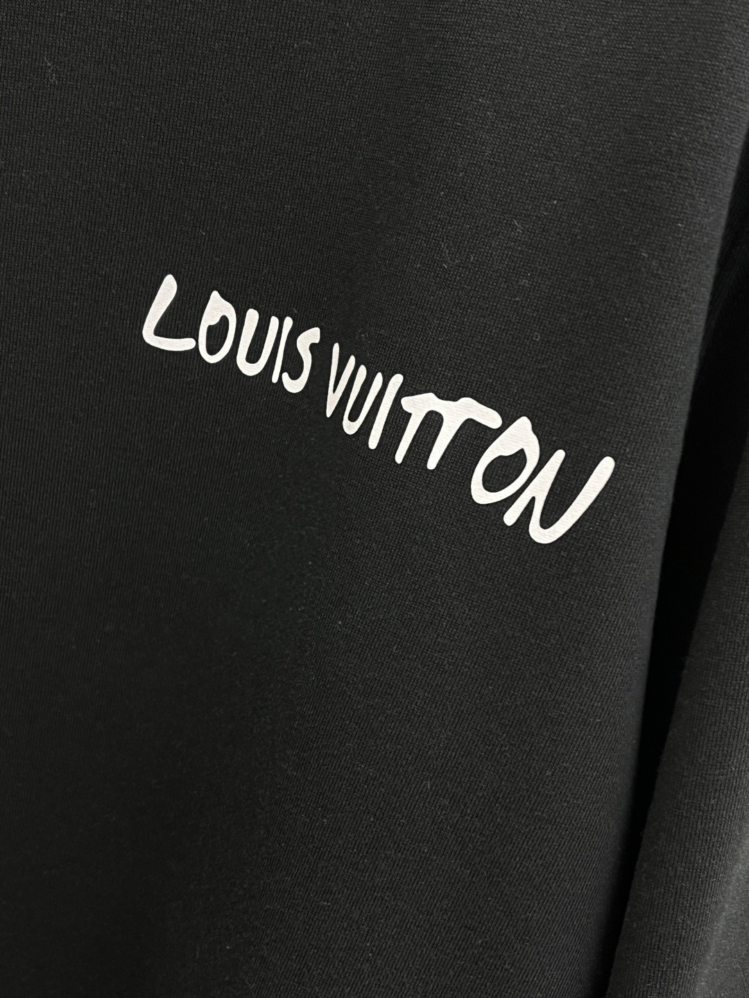 秋冬 LV 🔥FW早秋新款圆领卫衣，男女同款！独特吸引人的眼球，这一款卫衣品相品质都在线，舒适度，一如既