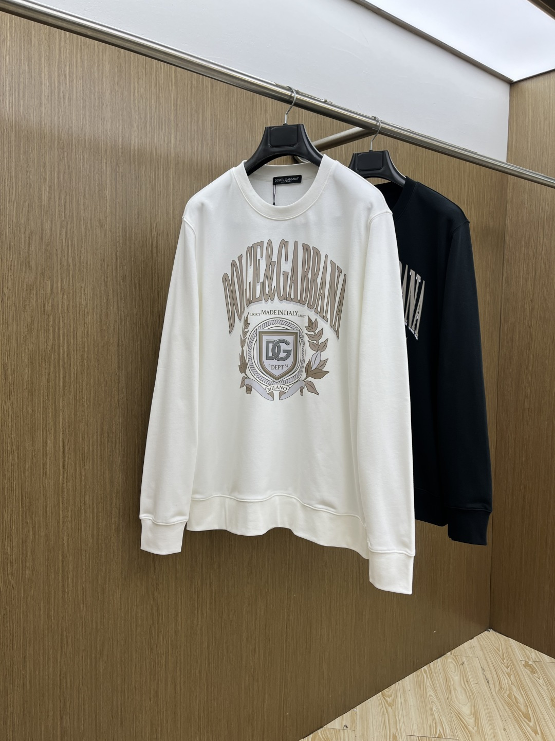 NO:624302,Autumn and winter DG. FW early autumn new round neck sweatshirt, same style for men and women!  Unique and eye-catching, this sweatshirt is top-notch in terms of appearance, comfort, consistent style, and fashionability, including the fabric and cutting process, all of which have been made with great effort!  Three-dimensional printing technology, pure cotton is breathable, comfortable for daily wear, the rib knitting on the neckline is smooth and tight, and the neckline will not be skewed if you toss it at will. The loose version, you will find that it really looks good on the upper body, the overall is minimalist and neat, super versatile for daily wear!  Pair a33 casually with a pair of pants to look youthful, a fashionable item that can never go wrong!  Size M-2XL,,hoodie,sweatshirts,alexander wang19860909秋冬 DG. FW早秋新款圆领卫衣,男女同款！独特吸引人的眼球,这一款卫衣品相品质都在线,舒适度,一如既往的版型,时髦度,包括面料、裁剪工艺上,都是下足了功夫！立体印花工艺,纯棉透气,日常穿着穿感舒适,领口的罗纹针织平整紧密,随意折腾都不会领口歪斜,宽松版型,上身你就会发现真的好好看,整体极简利落,超级日常百搭！a33随随便便搭配一条裤子就是青春的样子,绝不会出错的时髦单品！ 码数M-2XL,,hoodie,sweatshirts,alexander wang,Men's clothing