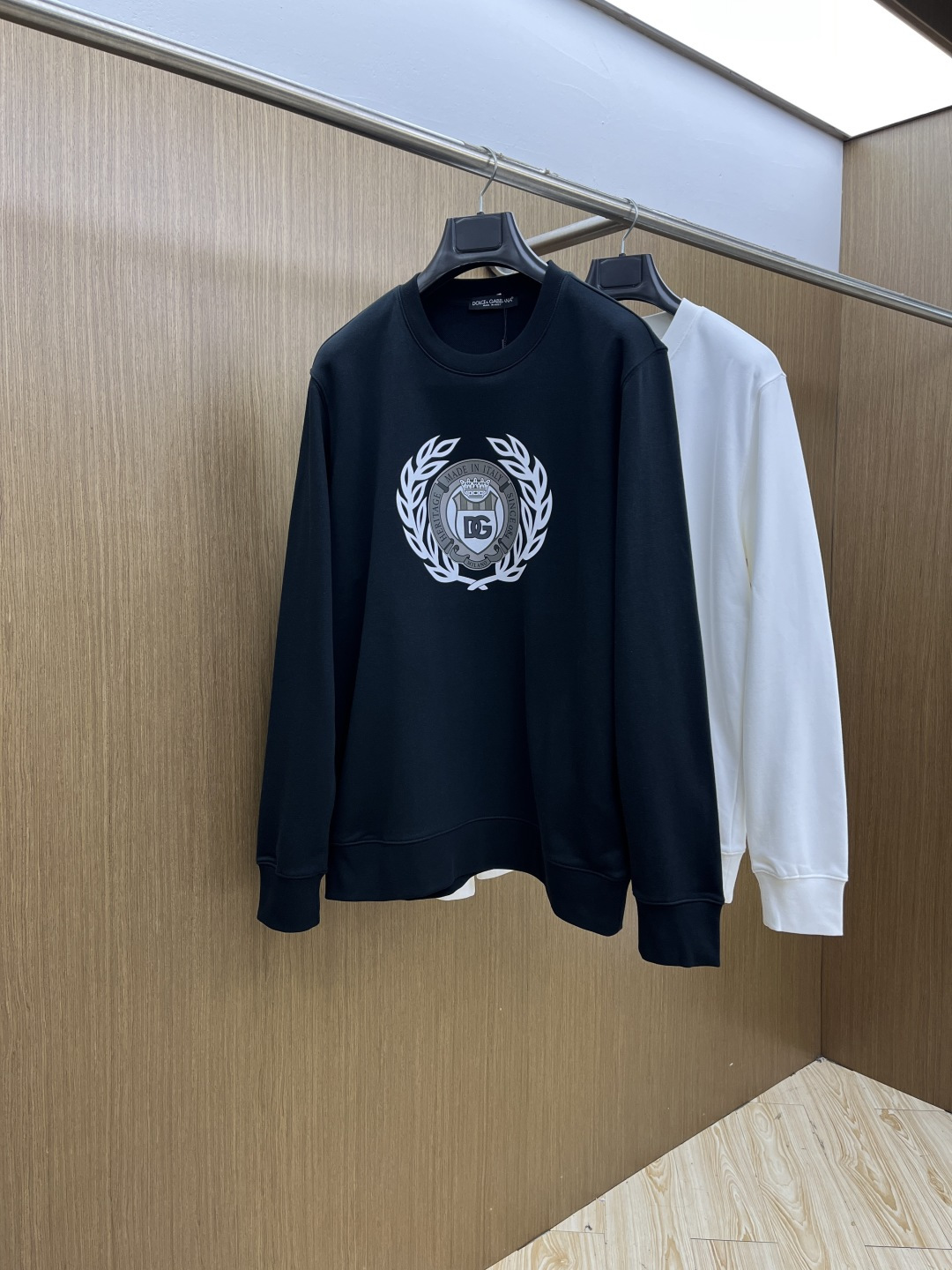 NO:624308,Autumn and winter DG FW early autumn new round neck sweatshirt, same style for men and women!  Unique and eye-catching, this sweatshirt is top-notch in terms of appearance, comfort, consistent style, and fashionability, including the fabric and cutting process, all of which have been made with great effort!  Three-dimensional printing technology, pure cotton is breathable, comfortable for daily wear, the rib knitting on the neckline is smooth and tight, and the neckline will not be skewed if you toss it at will. The loose version, you will find that it really looks good on the upper body, the overall is minimalist and neat, super versatile for daily wear!  Pair a33 casually with a pair of pants to look youthful, a fashionable item that can never go wrong!  Size M-2XL,,hoodie,sweatshirts,alexander wang19860909秋冬 DG FW早秋新款圆领卫衣,男女同款！独特吸引人的眼球,这一款卫衣品相品质都在线,舒适度,一如既往的版型,时髦度,包括面料、裁剪工艺上,都是下足了功夫！立体印花工艺,纯棉透气,日常穿着穿感舒适,领口的罗纹针织平整紧密,随意折腾都不会领口歪斜,宽松版型,上身你就会发现真的好好看,整体极简利落,超级日常百搭！a33随随便便搭配一条裤子就是青春的样子,绝不会出错的时髦单品！ 码数M-2XL,,hoodie,sweatshirts,alexander wang,Men's clothing