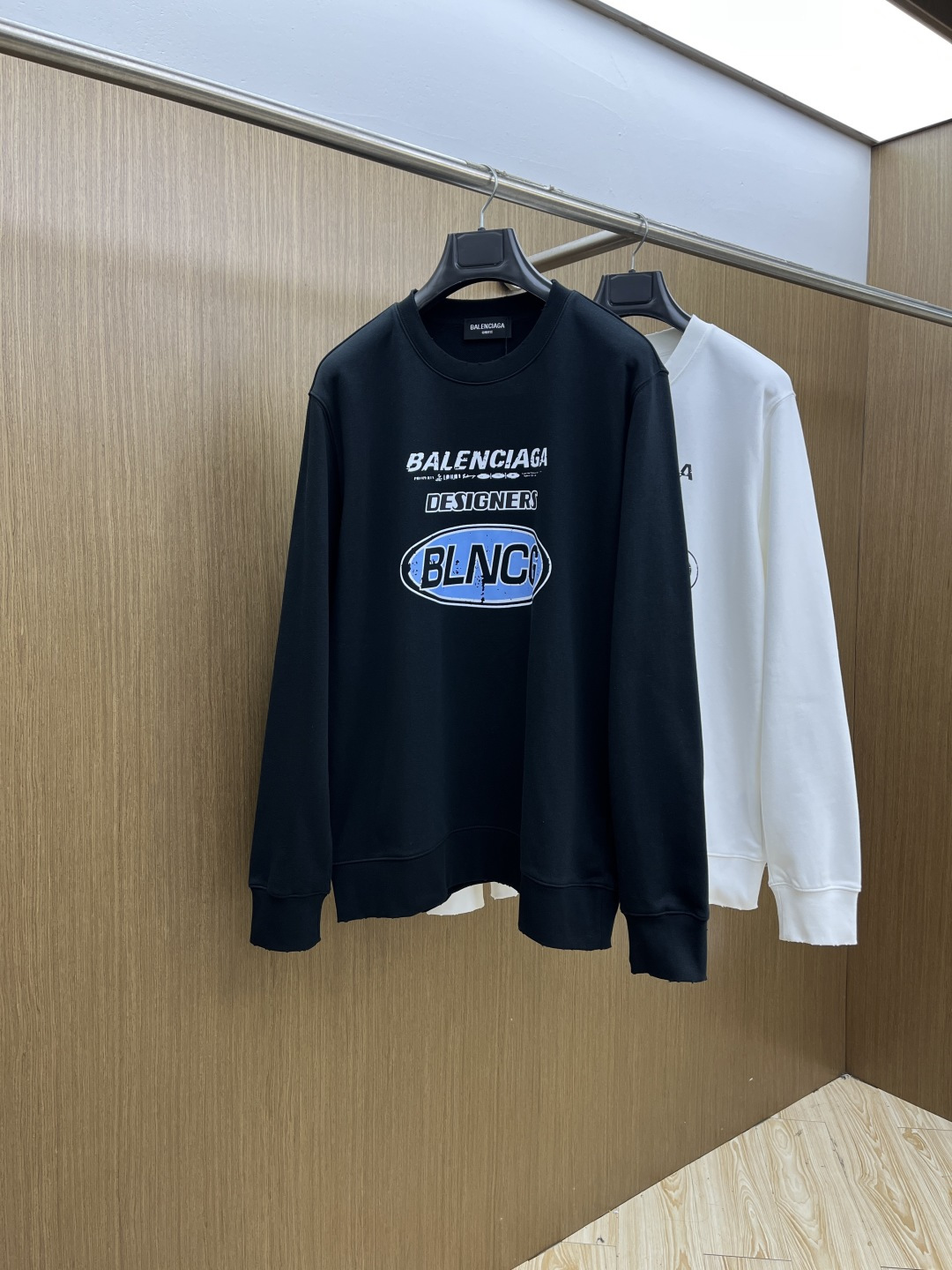 NO:624314,Autumn and winter BBG FW early autumn new round neck sweatshirt, same style for men and women!  Unique and eye-catching, this sweatshirt is top-notch in terms of appearance, comfort, consistent style, and fashionability, including the fabric and cutting process, all of which have been made with great effort!  Three-dimensional printing technology, pure cotton is breathable, comfortable for daily wear, the rib knitting on the neckline is smooth and tight, and the neckline will not be skewed if you toss it at will. The loose version, you will find that it really looks good on the upper body, the overall is minimalist and neat, super versatile for daily wear!  Pair a33 casually with a pair of pants to look youthful, a fashionable item that can never go wrong!  Size M-2XL,,hoodie,sweatshirts,alexander wang19860909秋冬 BBG FW早秋新款圆领卫衣,男女同款！独特吸引人的眼球,这一款卫衣品相品质都在线,舒适度,一如既往的版型,时髦度,包括面料、裁剪工艺上,都是下足了功夫！立体印花工艺,纯棉透气,日常穿着穿感舒适,领口的罗纹针织平整紧密,随意折腾都不会领口歪斜,宽松版型,上身你就会发现真的好好看,整体极简利落,超级日常百搭！a33随随便便搭配一条裤子就是青春的样子,绝不会出错的时髦单品！ 码数M-2XL,,hoodie,sweatshirts,alexander wang,Men's clothing