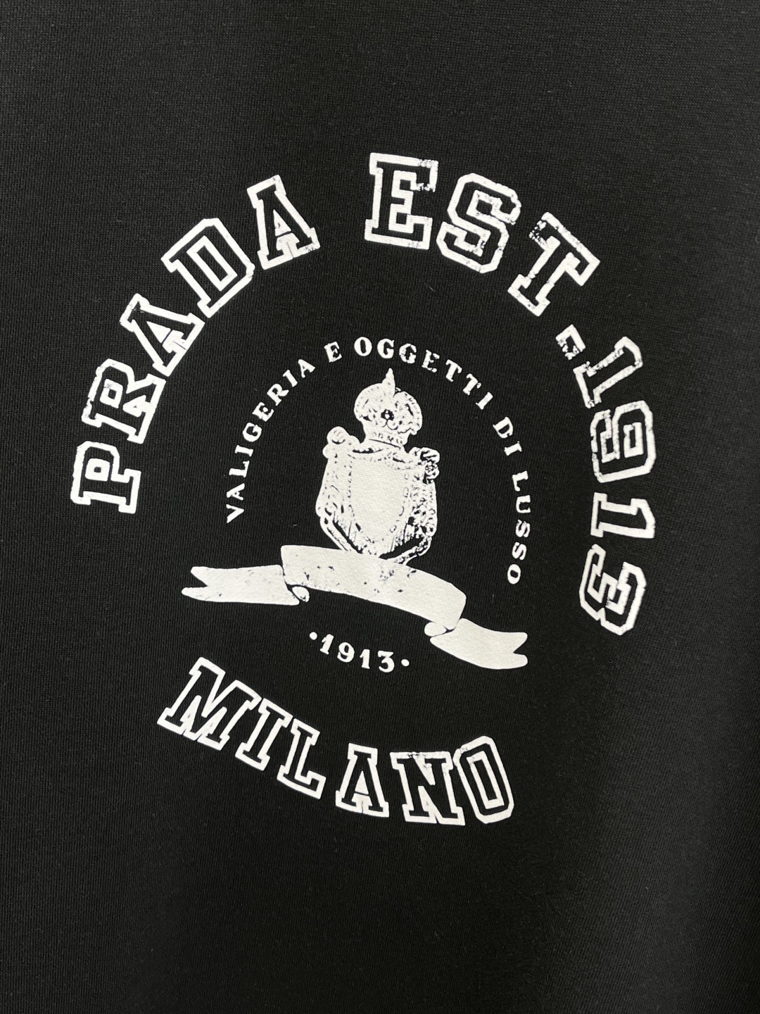 秋冬 PD. 🔥FW早秋新款圆领卫衣，男女同款！独特吸引人的眼球，这一款卫衣品相品质都在线，舒适度，一如