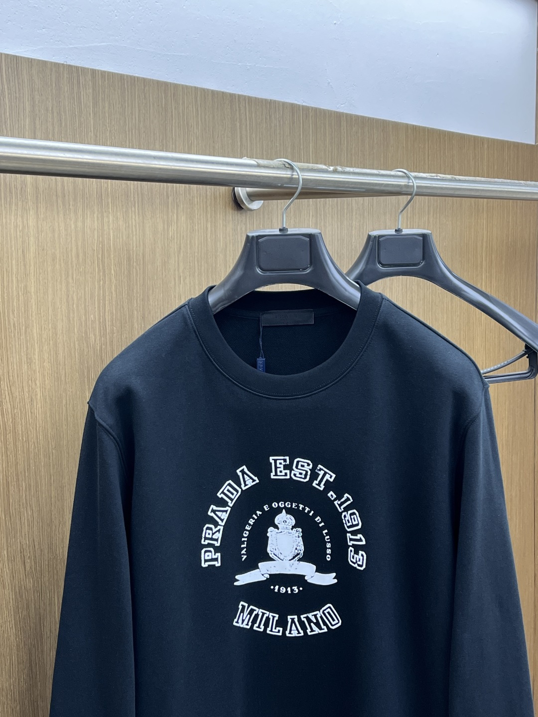 秋冬 PD. 🔥FW早秋新款圆领卫衣，男女同款！独特吸引人的眼球，这一款卫衣品相品质都在线，舒适度，一如