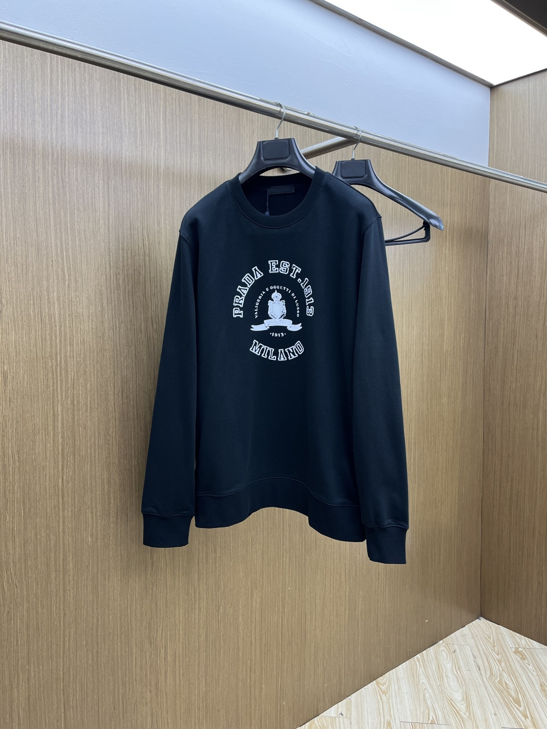 NO:624320,Autumn and winter PD. FW early autumn new round neck sweatshirt, same style for men and women!  Unique and eye-catching, this sweatshirt is top-notch in terms of appearance, comfort, consistent style, and fashionability, including the fabric and cutting process, all of which have been made with great effort!  Three-dimensional printing technology, pure cotton is breathable, comfortable for daily wear, the rib knitting on the neckline is smooth and tight, and the neckline will not be skewed if you toss it at will. The loose version, you will find that it really looks good on the upper body, the overall is minimalist and neat, super versatile for daily wear!  Pair a33 casually with a pair of pants to look youthful, a fashionable item that can never go wrong!  Size M-2XL,,hoodie,sweatshirts,alexander wang19860909秋冬 PD. FW早秋新款圆领卫衣,男女同款！独特吸引人的眼球,这一款卫衣品相品质都在线,舒适度,一如既往的版型,时髦度,包括面料、裁剪工艺上,都是下足了功夫！立体印花工艺,纯棉透气,日常穿着穿感舒适,领口的罗纹针织平整紧密,随意折腾都不会领口歪斜,宽松版型,上身你就会发现真的好好看,整体极简利落,超级日常百搭！a33随随便便搭配一条裤子就是青春的样子,绝不会出错的时髦单品！ 码数M-2XL,,hoodie,sweatshirts,alexander wang,Men's clothing