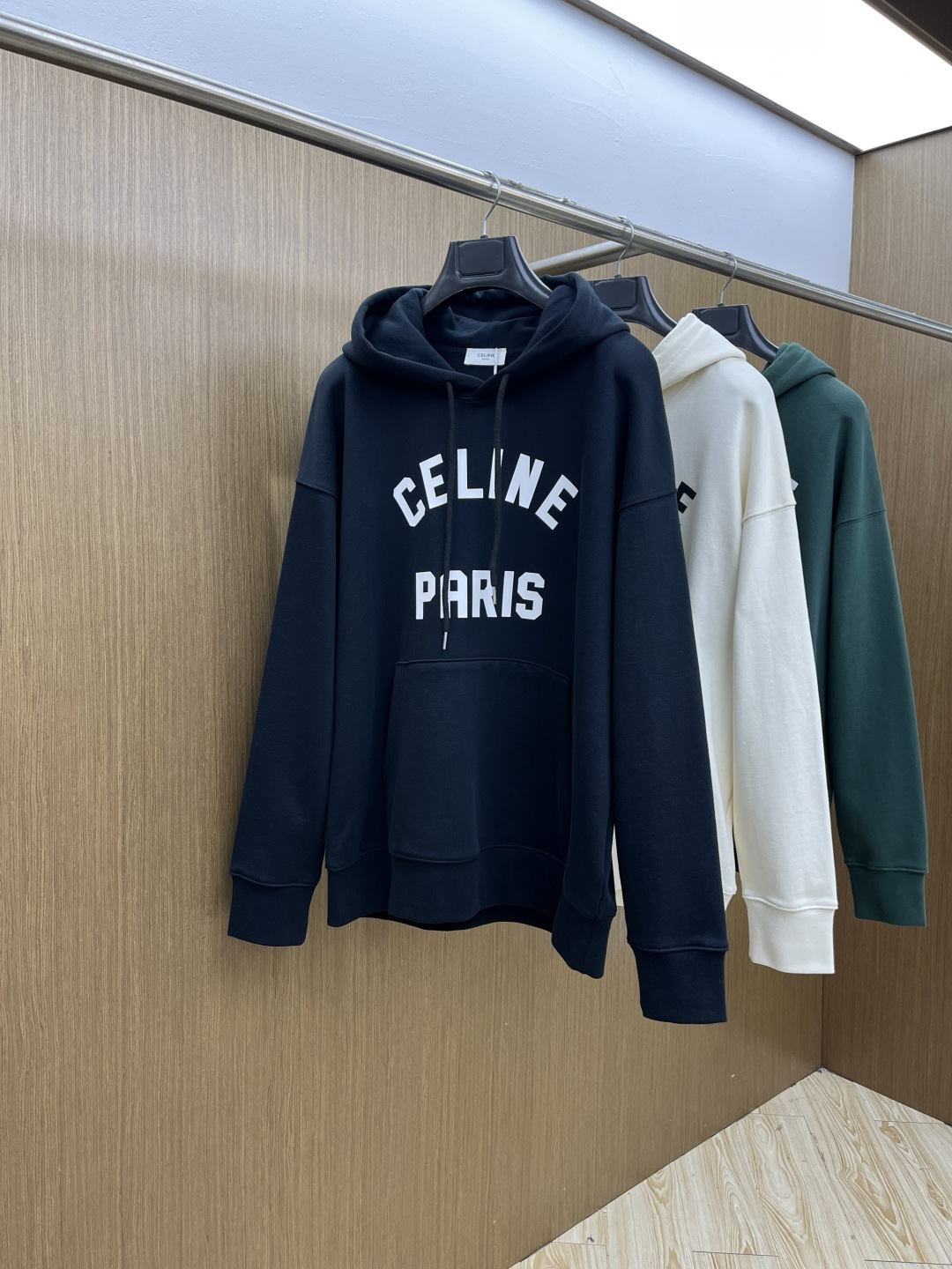 NO:624275,Autumn and winter Celine FW early autumn new wide version hooded sweatshirt, same style for men and women!  Unique and eye-catching, this hooded sweatshirt is top-notch in terms of appearance, comfort, consistent style, and fashionability, including the fabric and cutting process, all of which are made with great effort!  Three-dimensional printing technology, pure cotton is breathable, comfortable for daily wear, the rib knitting on the neckline is smooth and tight, and the neckline will not be skewed if you toss it at will. The loose version, you will find that it really looks good on the upper body, the overall is minimalist and neat, super versatile for daily wear!  Pair a33 casually with a pair of pants to look youthful, a fashionable item that can never go wrong!  Size M-2XL,,celine,hoodie,sweatshirts,hats,alexander wang19860909秋冬 Celine FW早秋新款宽版连帽卫衣,男女同款！独特吸引人的眼球,这一款连帽卫衣品相品质都在线,舒适度,一如既往的版型,时髦度,包括面料、裁剪工艺上,都是下足了功夫！立体印花工艺,纯棉透气,日常穿着穿感舒适,领口的罗纹针织平整紧密,随意折腾都不会领口歪斜,宽松版型,上身你就会发现真的好好看,整体极简利落,超级日常百搭！a33随随便便搭配一条裤子就是青春的样子,绝不会出错的时髦单品！ 码数M-2XL,,celine,hoodie,sweatshirts,hats,alexander wang,Men's clothing