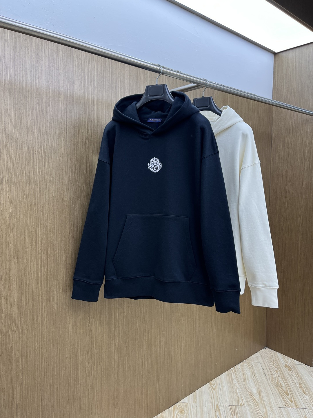 秋冬 LV 🔥FW早秋新款宽版连帽卫衣，男女同款！独特吸引人的眼球，这一款连帽卫衣品相品质都在线，舒适度
