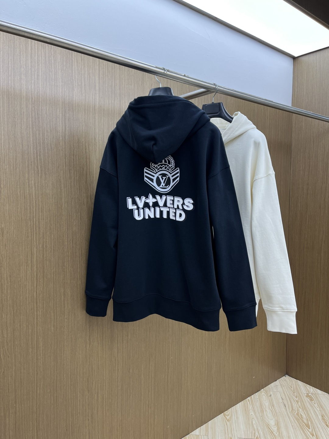秋冬 LV 🔥FW早秋新款宽版连帽卫衣，男女同款！独特吸引人的眼球，这一款连帽卫衣品相品质都在线，舒适度