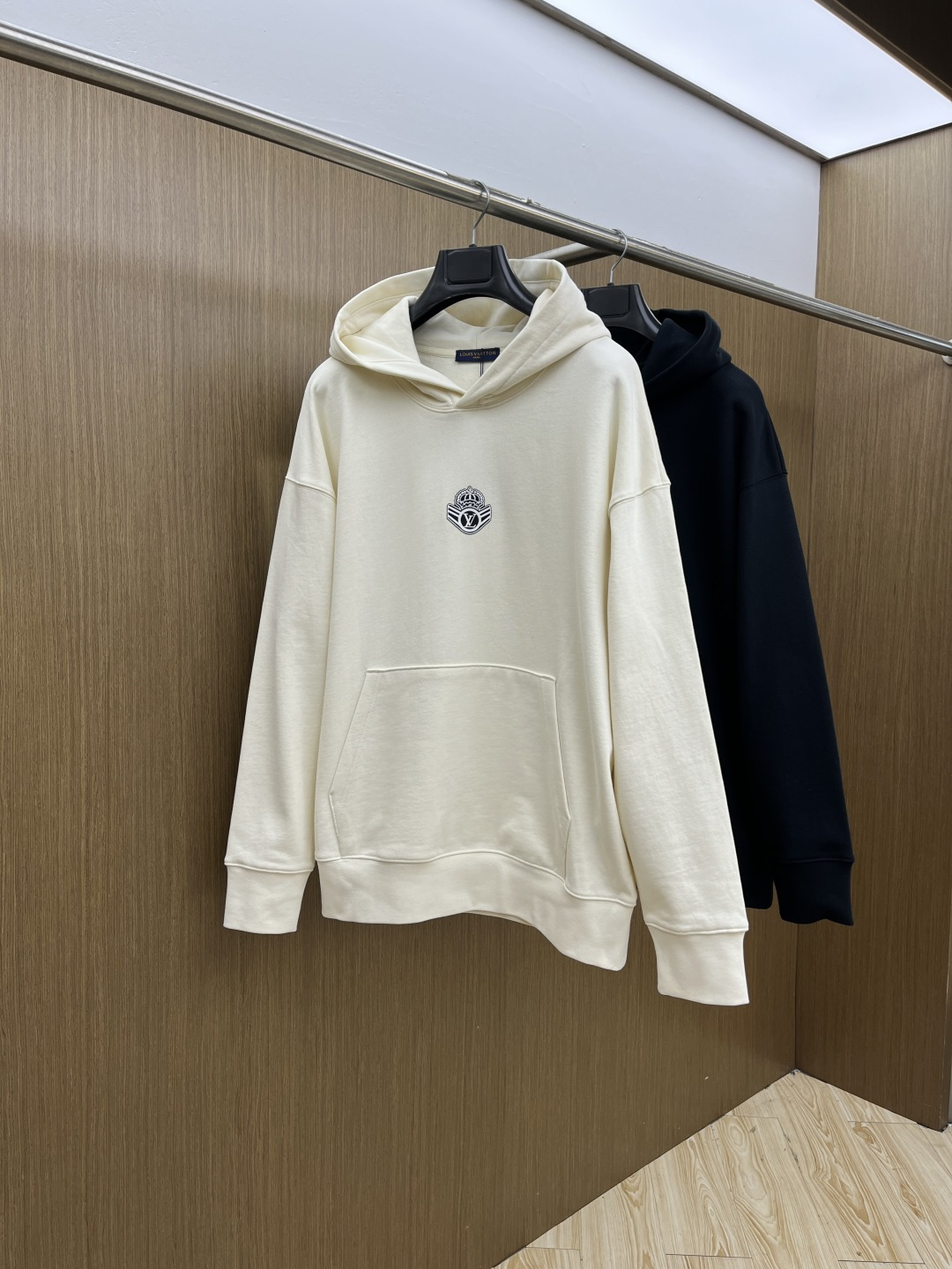 秋冬 LV 🔥FW早秋新款宽版连帽卫衣，男女同款！独特吸引人的眼球，这一款连帽卫衣品相品质都在线，舒适度