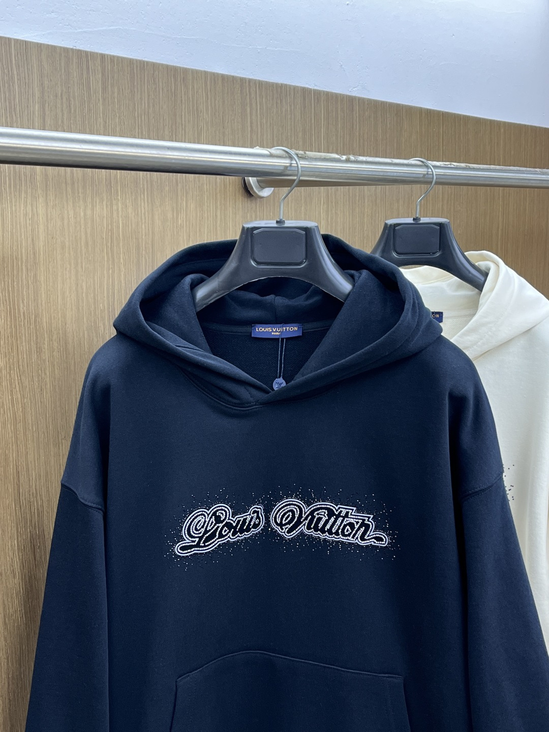 秋冬 LV 🔥FW早秋新款宽版连帽卫衣，男女同款！独特吸引人的眼球，这一款连帽卫衣品相品质都在线，舒适度