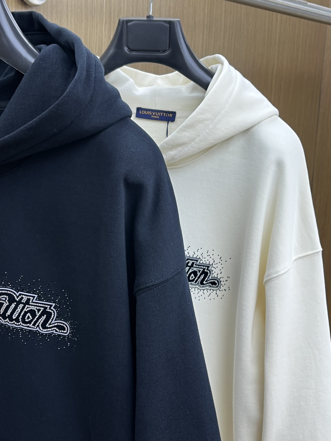 秋冬 LV 🔥FW早秋新款宽版连帽卫衣，男女同款！独特吸引人的眼球，这一款连帽卫衣品相品质都在线，舒适度