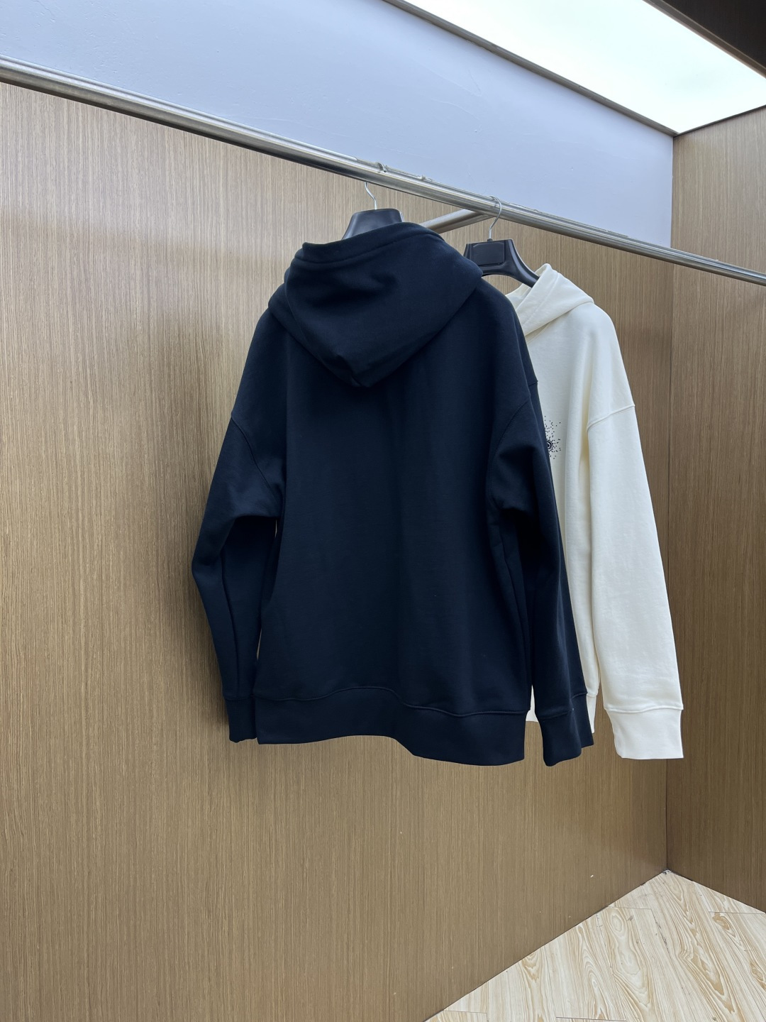 秋冬 LV 🔥FW早秋新款宽版连帽卫衣，男女同款！独特吸引人的眼球，这一款连帽卫衣品相品质都在线，舒适度