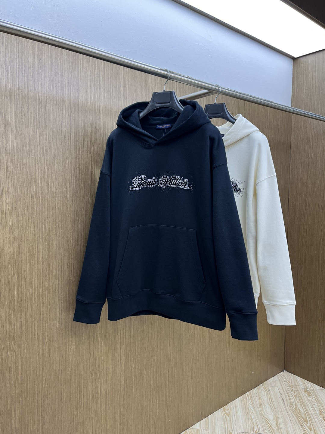 秋冬 LV 🔥FW早秋新款宽版连帽卫衣，男女同款！独特吸引人的眼球，这一款连帽卫衣品相品质都在线，舒适度