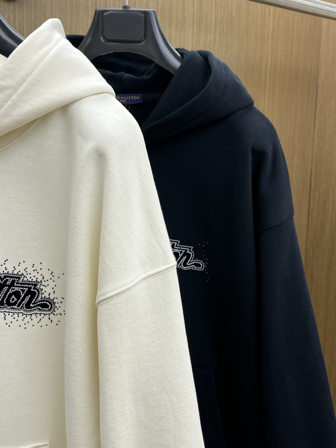 秋冬 LV 🔥FW早秋新款宽版连帽卫衣，男女同款！独特吸引人的眼球，这一款连帽卫衣品相品质都在线，舒适度