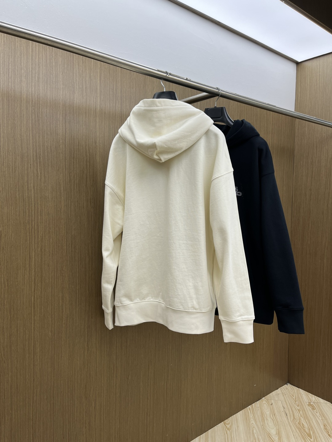 秋冬 LV 🔥FW早秋新款宽版连帽卫衣，男女同款！独特吸引人的眼球，这一款连帽卫衣品相品质都在线，舒适度