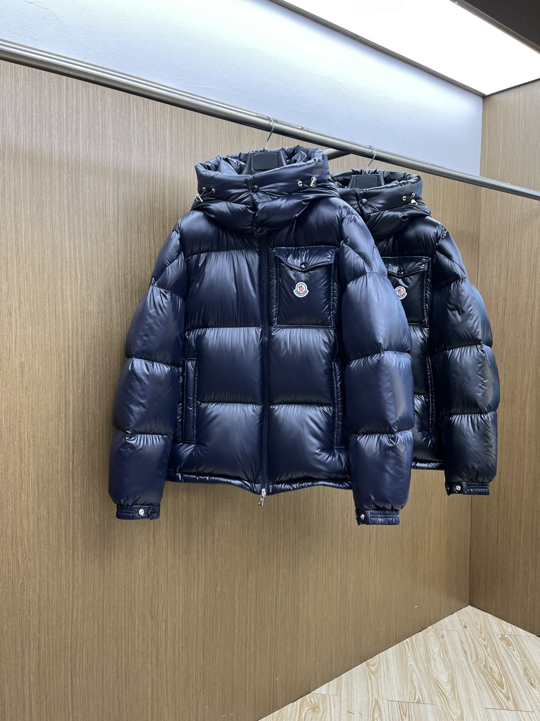 NO:691439,Autumn and winter down top version Moncler muzzle 2025ss new fashion casual hooded down jacket in autumn and winter, (hood is detachable) classic logo popular down jacket, 90# white goose down filling, light, full and fluffy. Every detail shows craftsmanship and enough advanced structural tailoring design changes to show men's diverse image changes. It is slim and neat, and tailored to fit. It meets the current popular multi-layered outfits and is a versatile style in life!  One piece can last through the winter. (There are many versions on the market, be careful to distinguish them, don’t be stubborn) Size 48-56 Fsh,,Moncler,jackets & coats,down jacket,hats,19860909秋冬羽绒 顶级版本Moncler蒙口 2025ss秋冬新款时尚休闲连帽羽绒外套,（帽子可拆）经典logo爆款羽绒服,90#白鹅绒填充,轻盈饱满蓬松.处处细节显工艺足够的高级结构性剪裁的设计改变来展现男士多样的形象变化,修身利落、剪裁合体,满足时下正流行的多层次穿搭,生活百搭款式！一件可过冬.（市场多版本,注意区分,别犟） 码数48-56 Fsh,,Moncler,jackets & coats,down jacket,hats,,Men's clothing