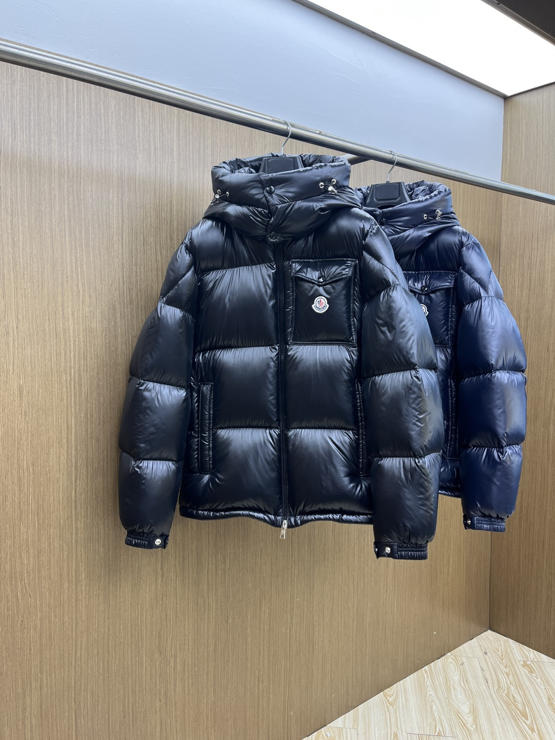 NO:691444,The top version of autumn and winter down, Moncler, 2025ss autumn and winter new fashion casual hooded down jacket, (hood is detachable) classic logo popular down jacket, 90# white goose down filling, light, full and fluffy. Every detail shows craftsmanship and enough advanced structural tailoring design changes to show men's diverse image changes. It is slim and neat, and tailored to fit. It meets the current popular multi-layered outfits and is a versatile style in life!  One piece can last through the winter. (There are many versions on the market, be careful to distinguish them, don’t be stubborn) Size 48-56 Fsh,,Moncler,jackets & coats,down jacket,hats,19860909秋冬羽绒顶级版本Moncler蒙口 2025ss秋冬新款时尚休闲连帽羽绒外套,（帽子可拆）经典logo爆款羽绒服,90#白鹅绒填充,轻盈饱满蓬松.处处细节显工艺足够的高级结构性剪裁的设计改变来展现男士多样的形象变化,修身利落、剪裁合体,满足时下正流行的多层次穿搭,生活百搭款式！一件可过冬.（市场多版本,注意区分,别犟） 码数48-56 Fsh,,Moncler,jackets & coats,down jacket,hats,,Men's clothing