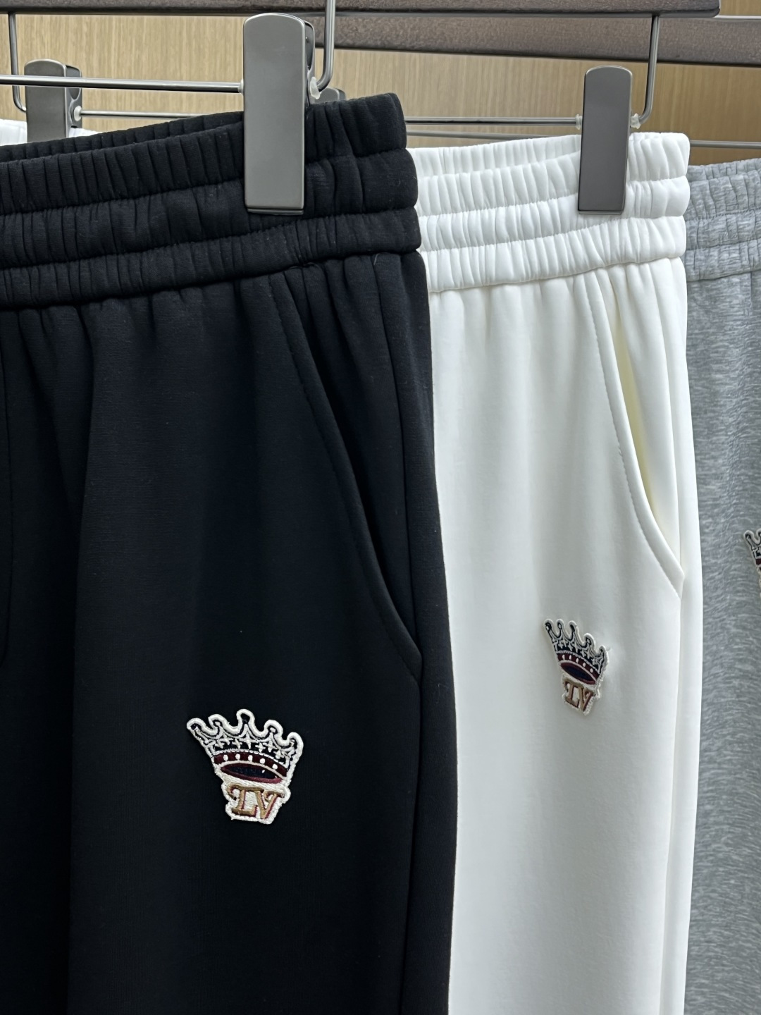 🌾 秋冬加绒款 LV 🔥🔥ss秋冬新款休闲裤加绒直筒 高端版本！定制面料 透气舒适度高，细节无可挑剔。品