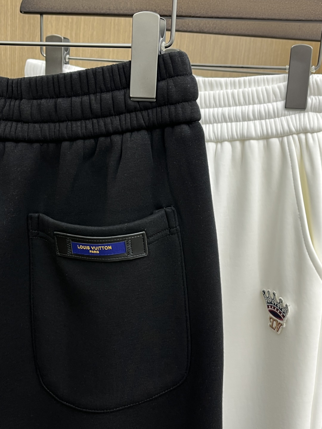 🌾 秋冬加绒款 LV 🔥🔥ss秋冬新款休闲裤加绒直筒 高端版本！定制面料 透气舒适度高，细节无可挑剔。品