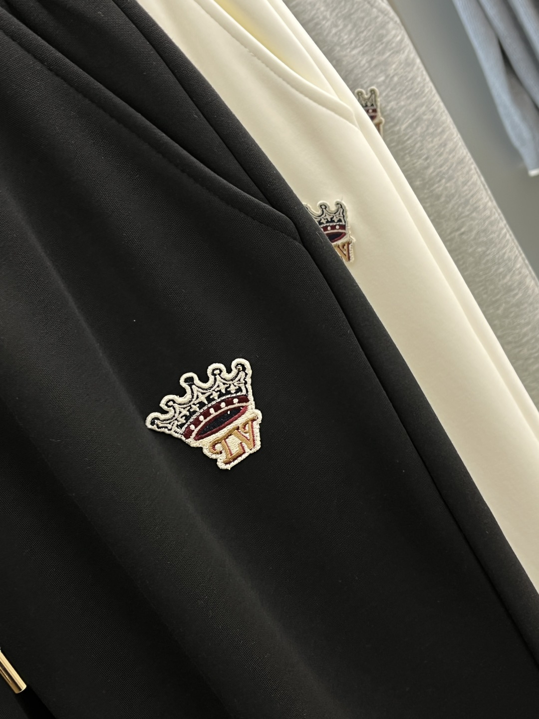 🌾 秋冬加绒款 LV 🔥🔥ss秋冬新款休闲裤加绒直筒 高端版本！定制面料 透气舒适度高，细节无可挑剔。品