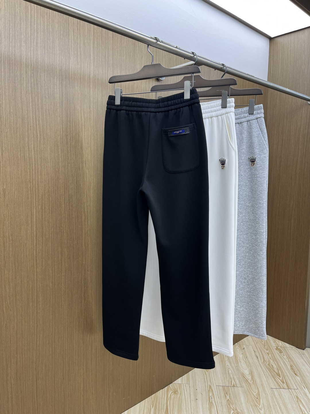 🌾 秋冬加绒款 LV 🔥🔥ss秋冬新款休闲裤加绒直筒 高端版本！定制面料 透气舒适度高，细节无可挑剔。品