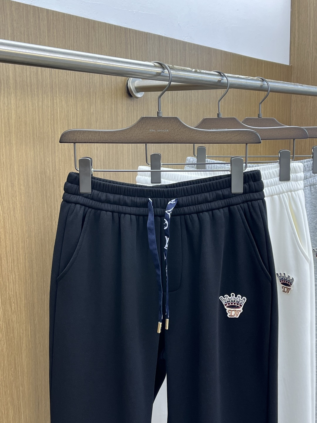 🌾 秋冬加绒款 LV 🔥🔥ss秋冬新款休闲裤加绒直筒 高端版本！定制面料 透气舒适度高，细节无可挑剔。品