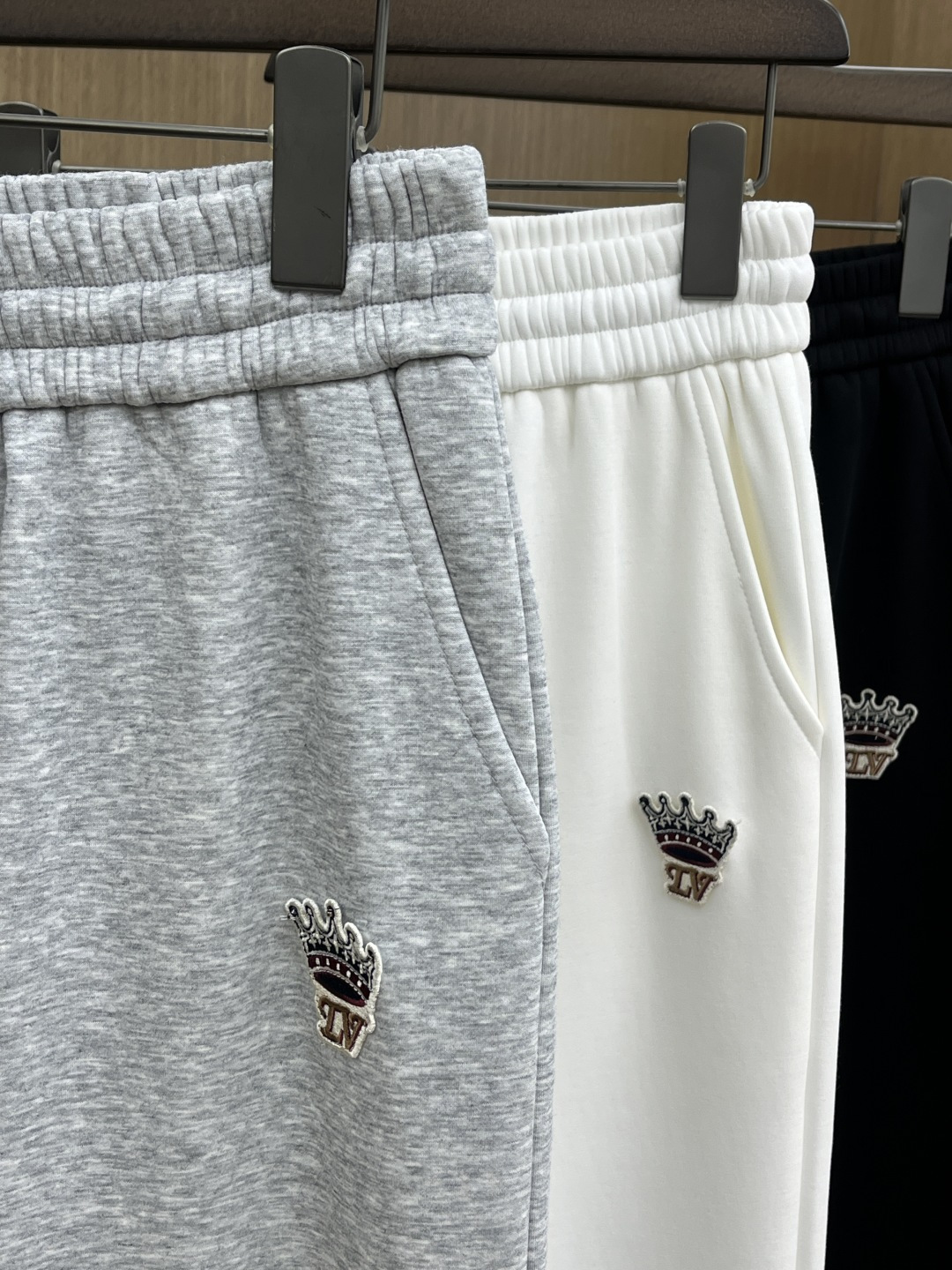 🌾 秋冬加绒款 LV 🔥🔥ss秋冬新款休闲裤加绒直筒 高端版本！定制面料 透气舒适度高，细节无可挑剔。品