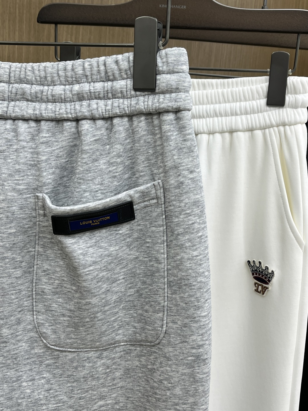 🌾 秋冬加绒款 LV 🔥🔥ss秋冬新款休闲裤加绒直筒 高端版本！定制面料 透气舒适度高，细节无可挑剔。品