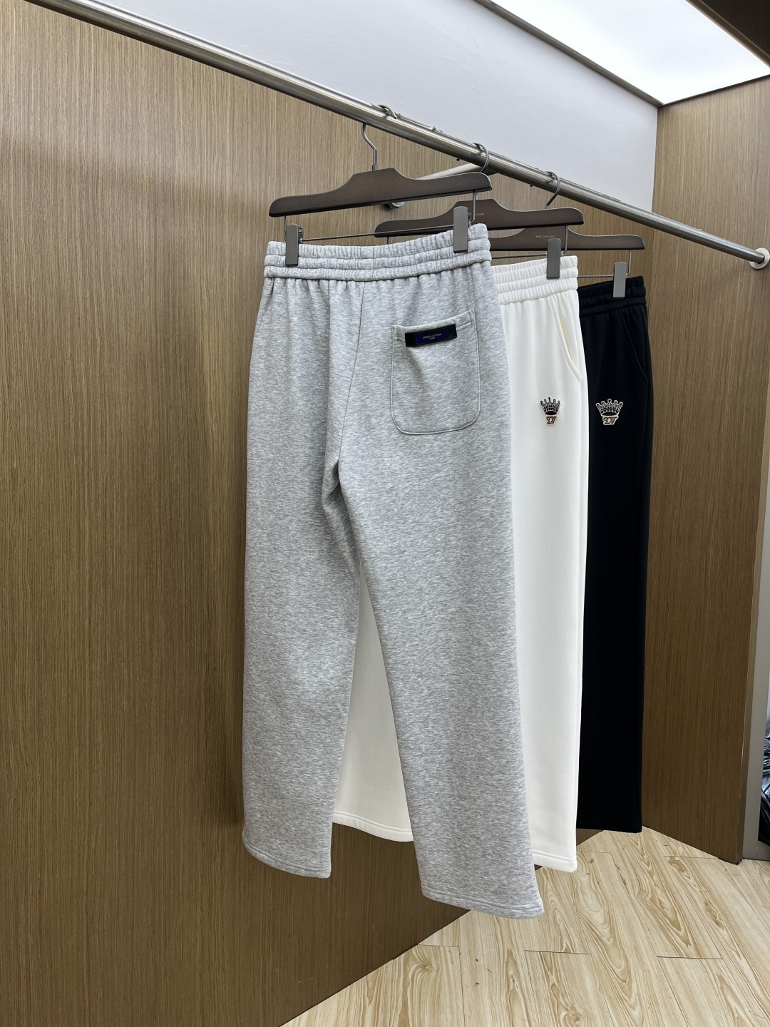 🌾 秋冬加绒款 LV 🔥🔥ss秋冬新款休闲裤加绒直筒 高端版本！定制面料 透气舒适度高，细节无可挑剔。品