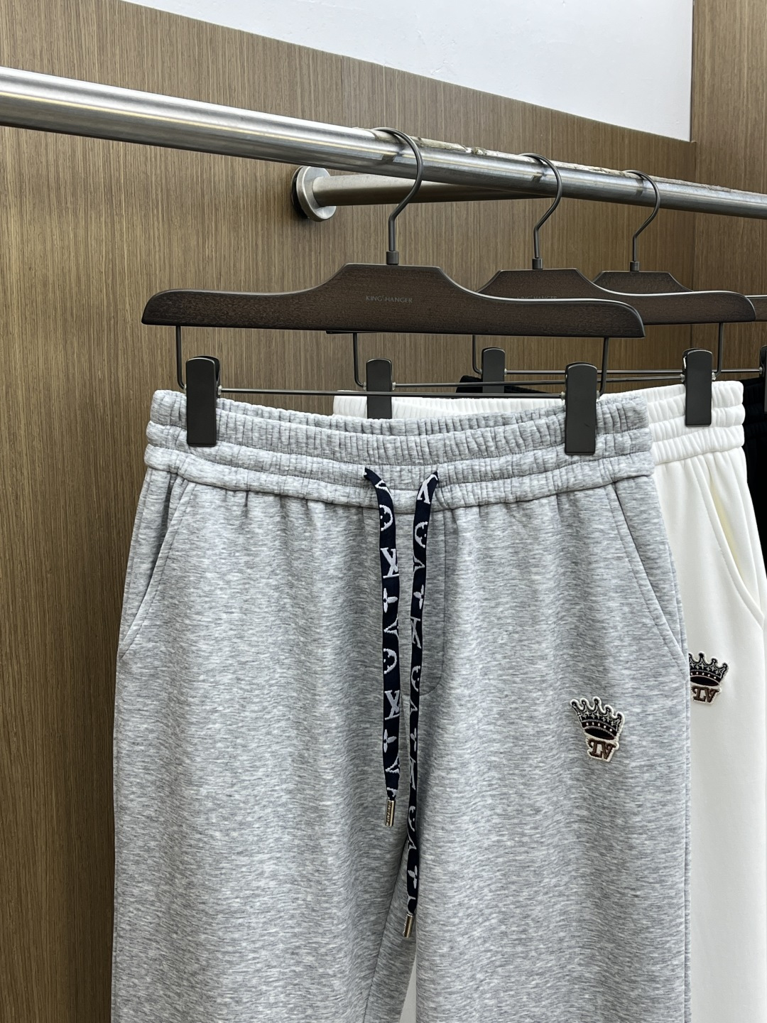 🌾 秋冬加绒款 LV 🔥🔥ss秋冬新款休闲裤加绒直筒 高端版本！定制面料 透气舒适度高，细节无可挑剔。品