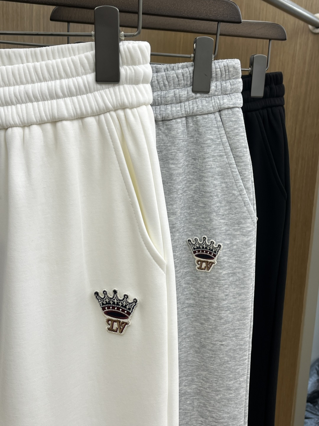 🌾 秋冬加绒款 LV 🔥🔥ss秋冬新款休闲裤加绒直筒 高端版本！定制面料 透气舒适度高，细节无可挑剔。品