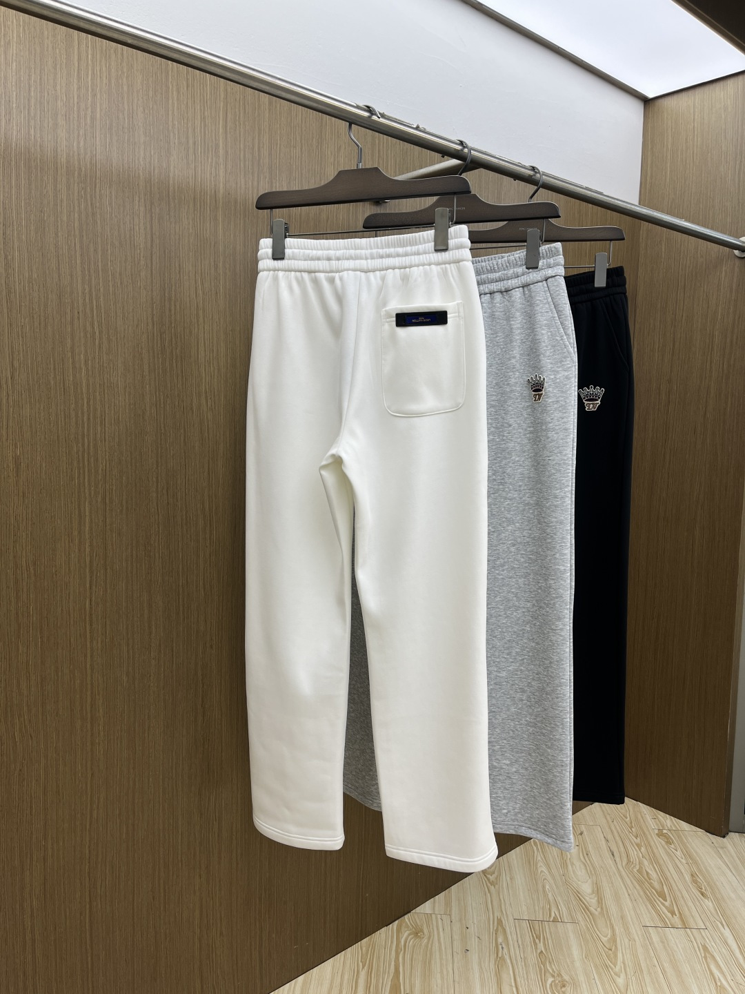 🌾 秋冬加绒款 LV 🔥🔥ss秋冬新款休闲裤加绒直筒 高端版本！定制面料 透气舒适度高，细节无可挑剔。品