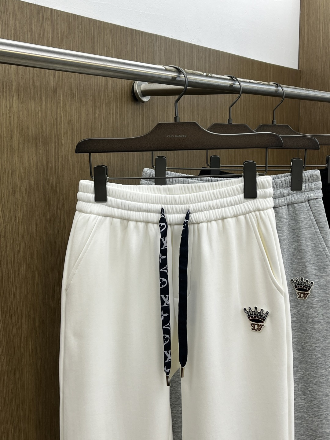 🌾 秋冬加绒款 LV 🔥🔥ss秋冬新款休闲裤加绒直筒 高端版本！定制面料 透气舒适度高，细节无可挑剔。品