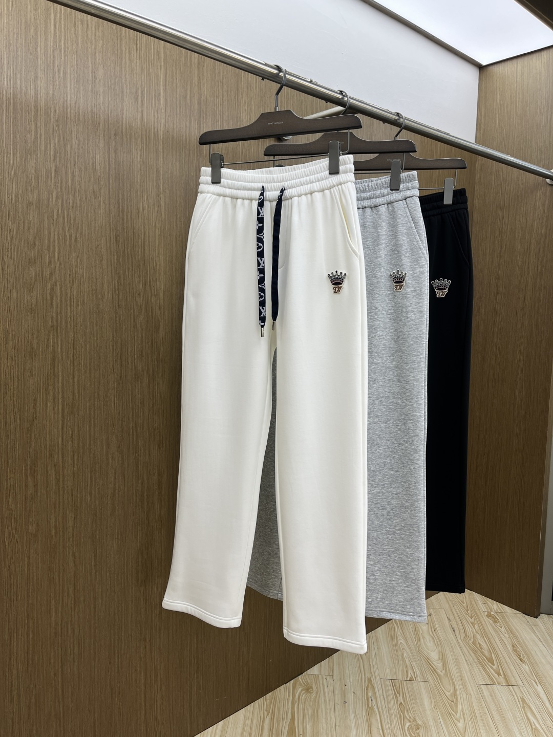 🌾 秋冬加绒款 LV 🔥🔥ss秋冬新款休闲裤加绒直筒 高端版本！定制面料 透气舒适度高，细节无可挑剔。品