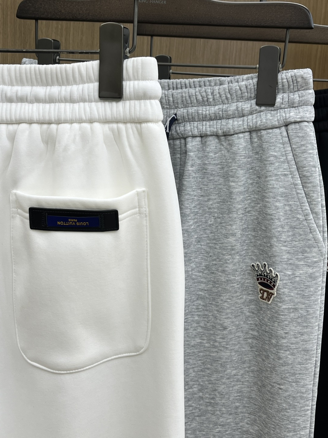 🌾 秋冬加绒款 LV 🔥🔥ss秋冬新款休闲裤加绒直筒 高端版本！定制面料 透气舒适度高，细节无可挑剔。品