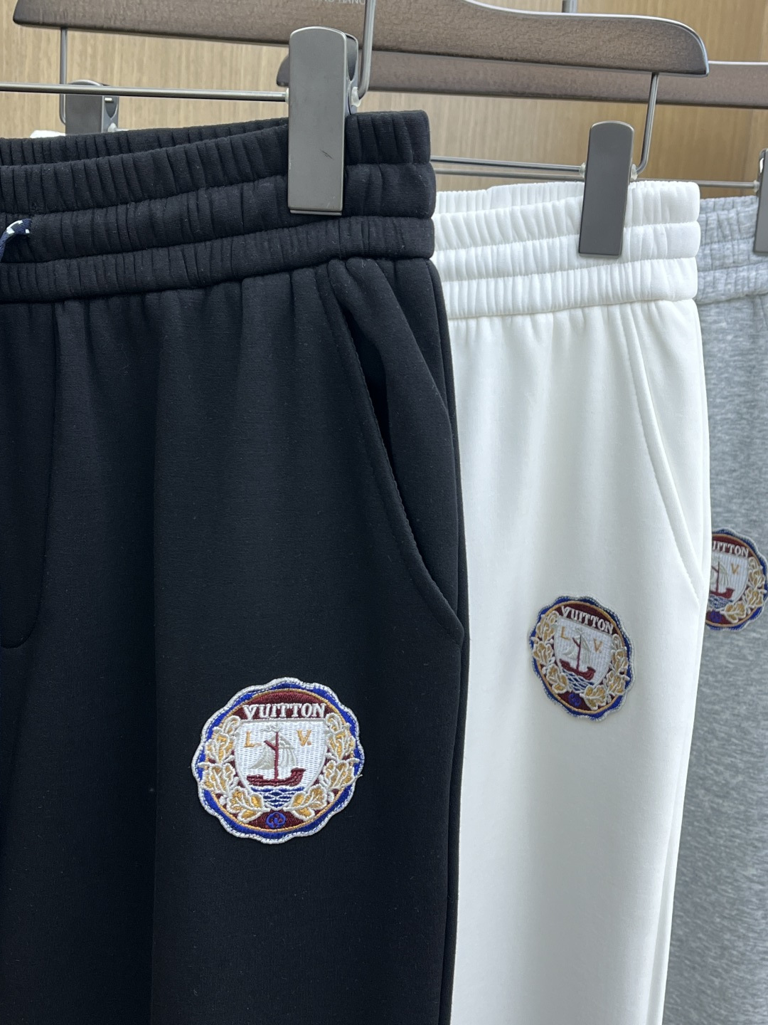 🌾 秋冬加绒款 LV 🔥🔥ss秋冬新款休闲裤加绒直筒 高端版本！定制面料 透气舒适度高，细节无可挑剔。品