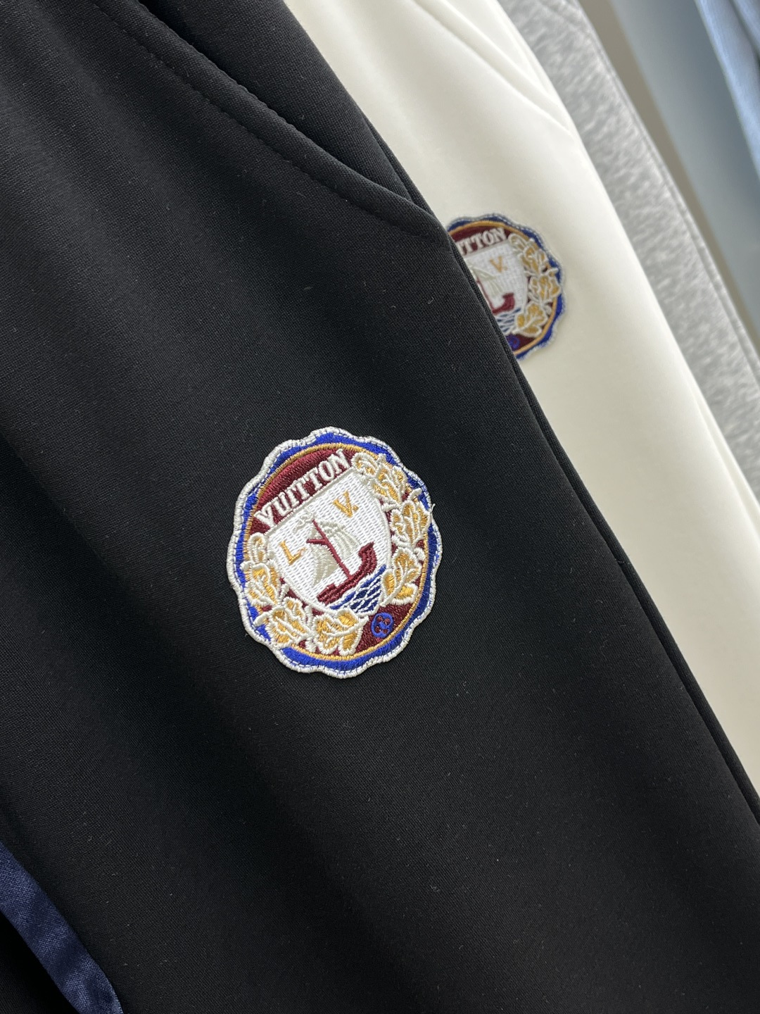 🌾 秋冬加绒款 LV 🔥🔥ss秋冬新款休闲裤加绒直筒 高端版本！定制面料 透气舒适度高，细节无可挑剔。品